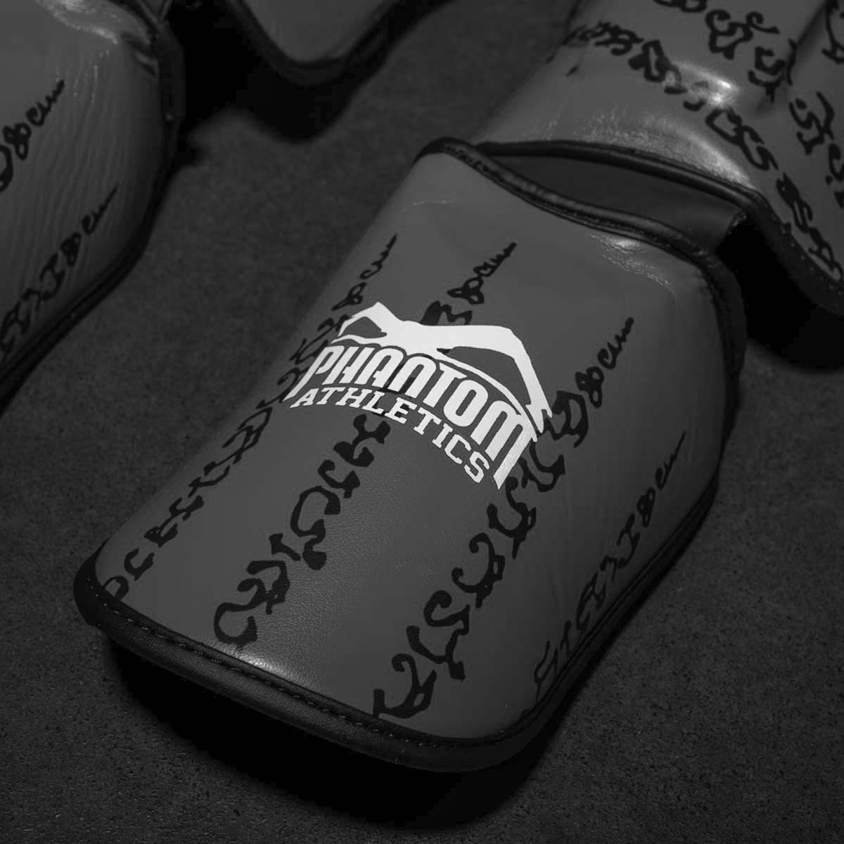 Die grauen Schienbeinschoner von Phantom Athletics überzeugen durch robuste Verarbeitung und komfortable Passform, die auch bei langen Trainingssessions angenehmen Schutz bietet.