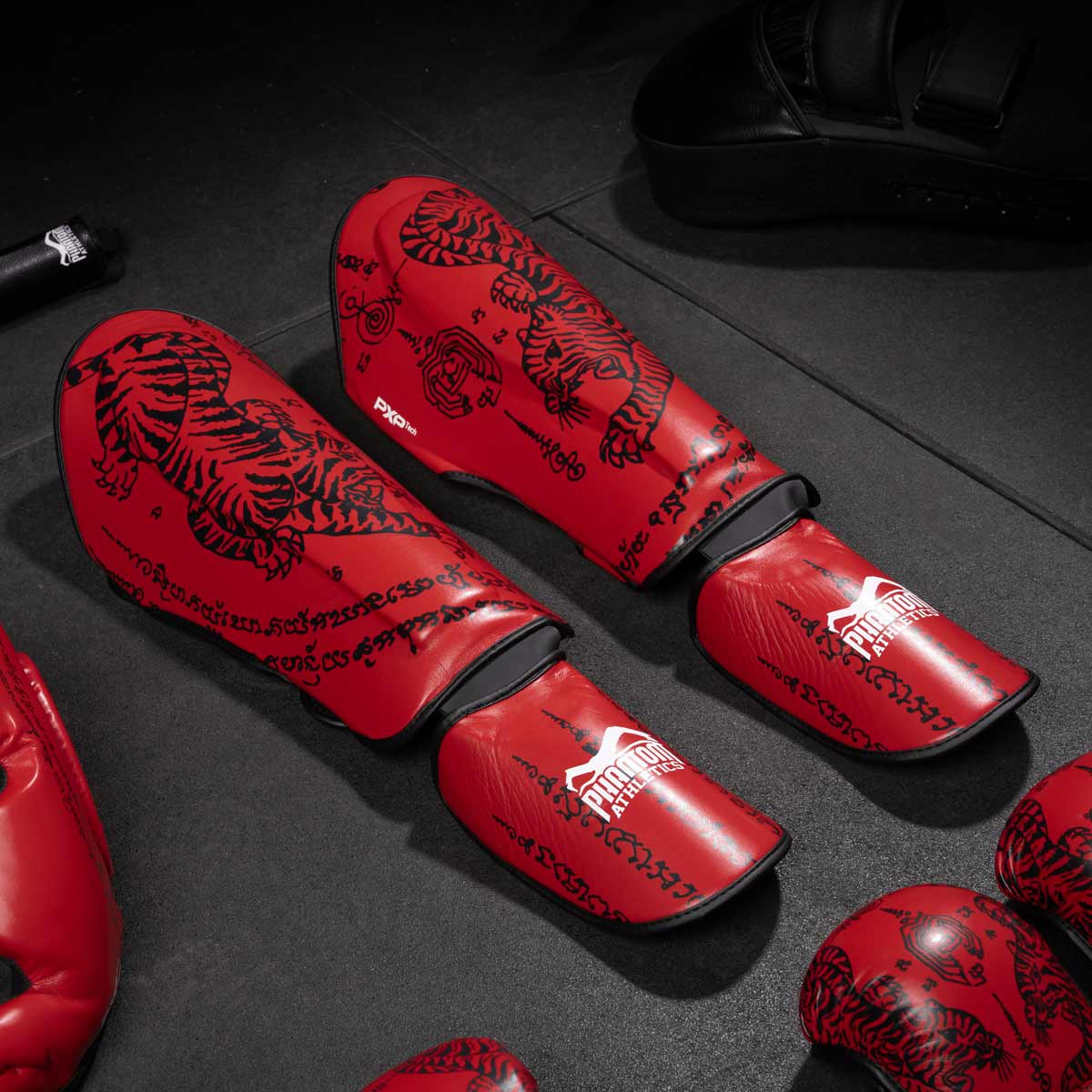 Muay Thai Schienbeinschoner von Phantom Athletics in Rot, speziell für intensives Kampfsporttraining entwickelt. Bietet optimalen Schutz und Komfort bei Kicks und Blocks.