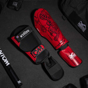 Phantom Muay Thai Schienbeinschutz für Thaiboxen und MMA Sparring, Wettkampf und Training. Im traditionellen Sak Yant Design und der Farbe Rot.