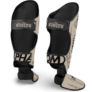 Phantom Athletics Shinpads im modernen Sand-Look – entwickelt für hartes Sparring und Techniktraining im Thaiboxen. Robuste Verarbeitung und starke Polsterung für maximalen Schutz bei Kicks und Blocks.