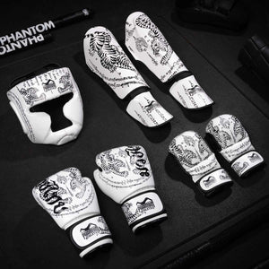 Hochwertige Muay Thai Schienbeinschoner von Phantom Athletics, ideal für Wettkämpfe und Sparring. Leichtes Design kombiniert mit robuster Polsterung für maximale Sicherheit und Komfort.