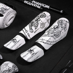 Phantom Athletics Schienbeinschoner in Weiß, speziell für Muay Thai und Kickboxen entwickelt. Bieten hervorragenden Schutz und eine perfekte Passform für intensives Training.