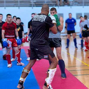 Schienbeinschoner in limitierter Auflage von Phantom Athletics, speziell für Muay Thai und Grappling. Robustes Material und modernes Design vereinen Stil und Funktionalität.