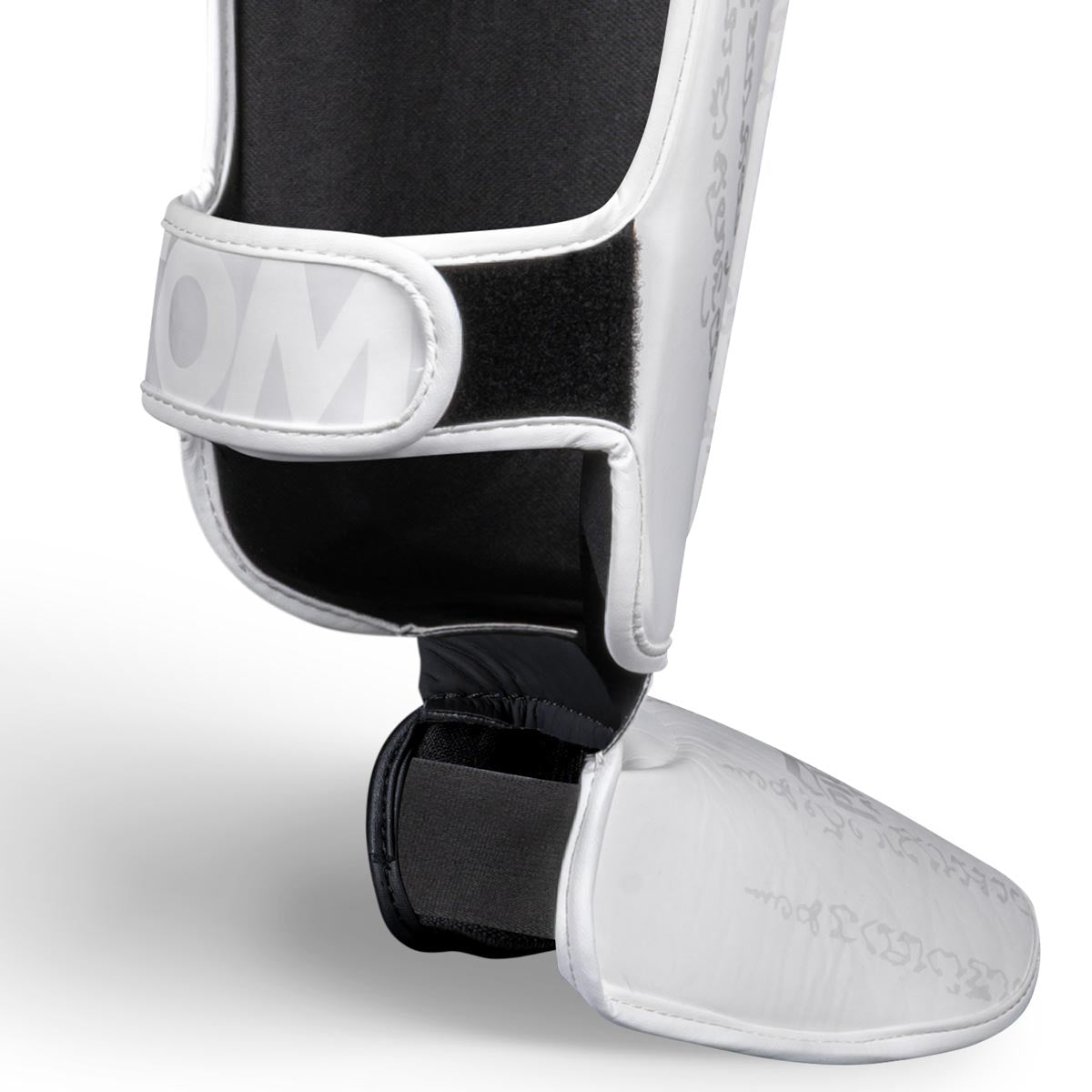 Perfekt für Muay Thai und MMA – die Phantom Athletics Schienbeinschoner „Frost White“ schützen zuverlässig bei jedem Lowkick und Knieangriff.