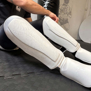 Hochwertiger Kampf-Schienbeinschoner „Frost White“ von Phantom Athletics – ideal für Muay Thai, Kickboxen oder Sparring im MMA.