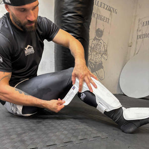 Phantom Athletics Schienbeinschützer „Muay Thai Frost White“ mit zwei Klettverschlüssen und elastischem Band – garantiert sicherer Sitz auch bei schnellen Bewegungen.