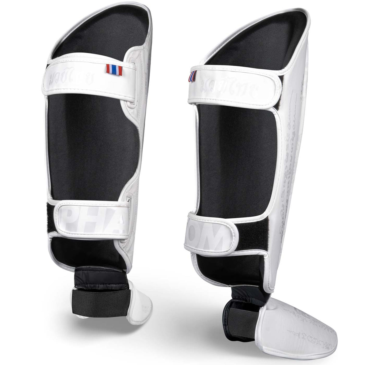 Hochwertige Schienbeinschützer von Phantom Athletics in edlem Weiß – ideal für kontrolliertes Sparring und harte Kicks im Kampfsport.