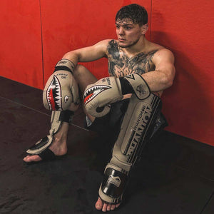 Apex Hybrid Schienbeinschoner Sand von Phantom Athletics, ideal für MMA, Muay Thai und Kampfsporttraining. Leichtes Design bietet maximalen Schutz und Bewegungsfreiheit bei intensiven Kicks und Blocks.
