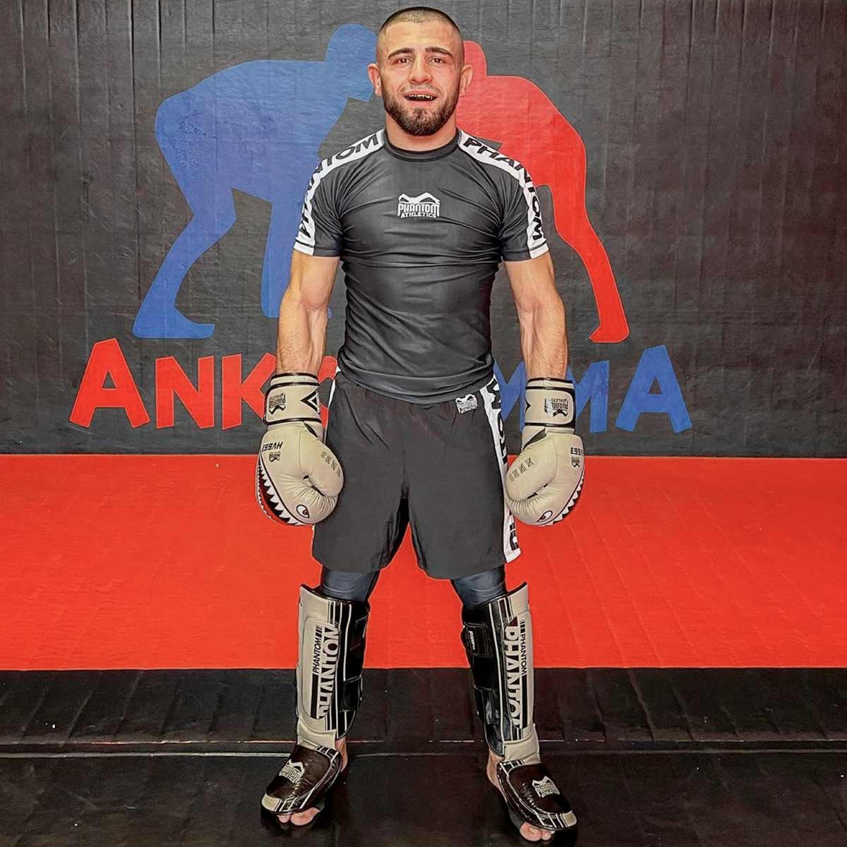 Hochwertige Schienbeinschoner Apex Hybrid Sand von Phantom Athletics, speziell für Kampfsportler entwickelt. Robustes Material und ergonomische Passform sorgen für sicheren Halt und Komfort.