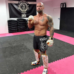 Die Phantom Athletics Schienbeinschoner „Muay Thai Limited Edition“ sind speziell für harte Kicks und kompromisslosen Schutz entwickelt – ideal für Muay Thai, Kickboxen und MMA. Hochwertige Verarbeitung trifft auf exklusives Design für echte Kampfsportliebhaber.