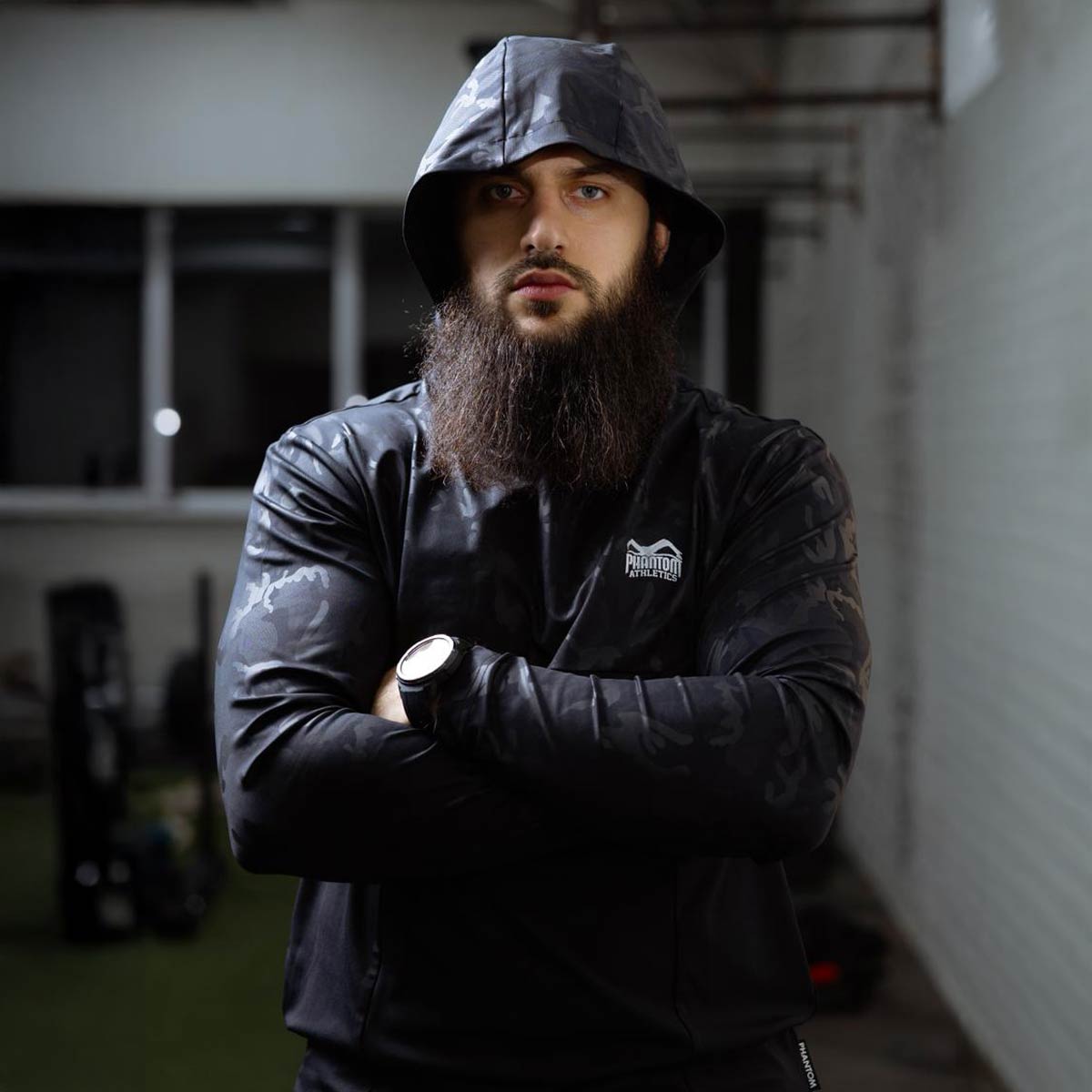 Stylischer Phantom Athletics Hoodie Shadow, entwickelt für Komfort und Performance im Gym, perfekt für Aufwärm‑ und Technik‑Drills im MMA, Muay Thai oder Jiu‑Jitsu. Die sportliche Passform verbindet Style und Funktion für ernsthafte Athleten.
