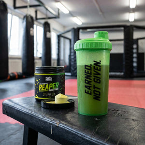 Mit dem neongrünen Phantom Athletics „Earned. Not Given.“ Shaker lassen sich Protein, Pre-Workout, EAAs und BCAAs einfach für das Training vorbereiten. Der sichere Schraubdeckel und Trinkverschluss sorgen für zuverlässigen Transport in der Sporttasche.