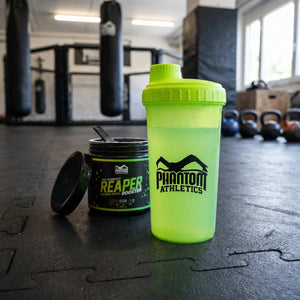Mit dem neongelben Phantom Athletics „Earned. Not Given.“ Shaker lassen sich Protein, Pre-Workout, EAAs und BCAAs unkompliziert für das Training vorbereiten. Der auslaufsichere Schraubdeckel und sichere Trinkverschluss ermöglichen einen zuverlässigen Transport in der Sporttasche.