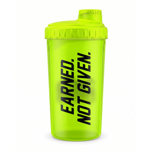 Der Phantom Athletics Shaker „Earned. Not Given.“ in Neongelb verfügt über ein patentiertes Mixsieb für besonders gleichmäßig gemischte Proteinshakes und Supplements. Die hochwertige Trainingsausrüstung ist ein praktischer Begleiter für Kampfsport, Gym, MMA, Boxen und Krafttraining.