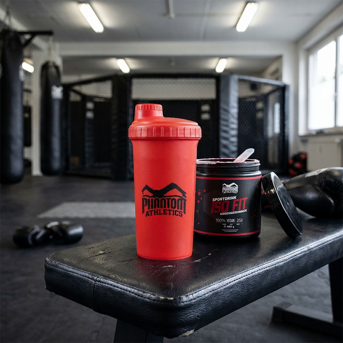 Mit dem roten Phantom Athletics „Earned. Not Given.“ Shaker bereiten Kampfsportler ihre Supplements schnell und zuverlässig zu. Das herausnehmbare Mixsieb sorgt für eine gleichmäßige Konsistenz bei Proteinshakes, Pre-Workout und anderen Nahrungsergänzungen.