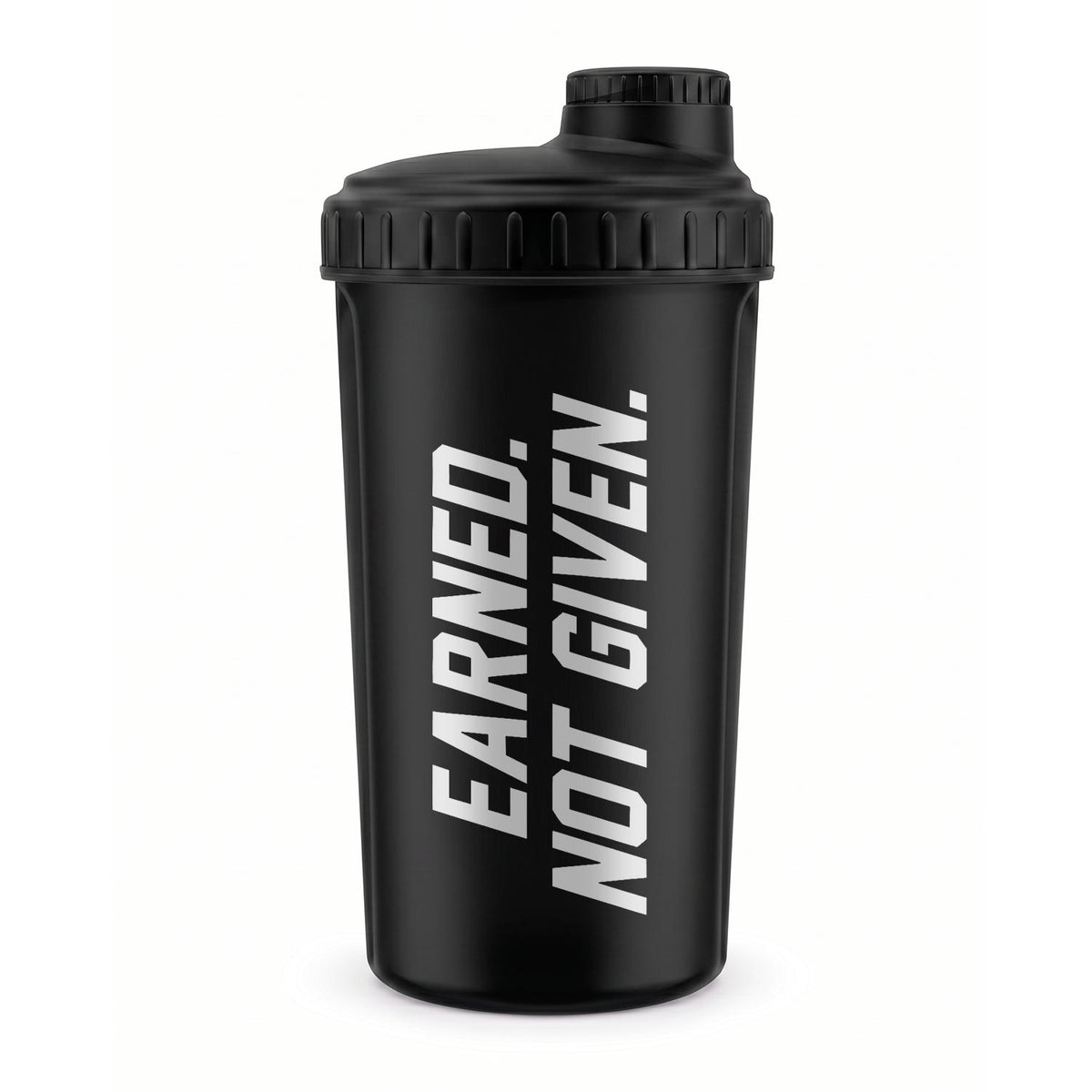 Der Phantom Athletics Shaker „Earned. Not Given.“ in Schwarz ist ein praktischer Begleiter für Kampfsportler beim Training und im Gym. Das sportliche Design passt perfekt zu MMA, BJJ, Grappling, Boxen, Muay Thai und Krafttraining.