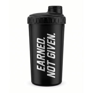 Der Phantom Athletics Shaker „Earned. Not Given.“ in Schwarz ist ein praktischer Begleiter für Kampfsportler beim Training und im Gym. Das sportliche Design passt perfekt zu MMA, BJJ, Grappling, Boxen, Muay Thai und Krafttraining.