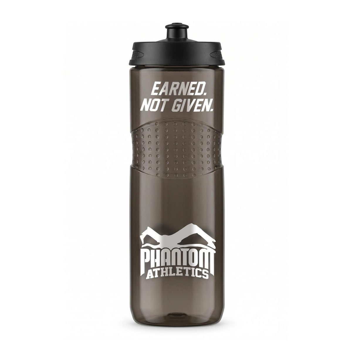Die graue Phantom Athletics Trinkflasche „Earned. Not Given.“ bietet mit 750 ml Fassungsvermögen ausreichend Flüssigkeit für intensive Trainingseinheiten. Der auslaufsichere Trinkverschluss und die griffige Oberfläche machen sie zum idealen Begleiter für MMA, Boxen, Kickboxen, Muay Thai, BJJ und Fitness.