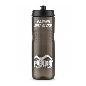 Die graue Phantom Athletics Trinkflasche „Earned. Not Given.“ bietet mit 750 ml Fassungsvermögen ausreichend Flüssigkeit für intensive Trainingseinheiten. Der auslaufsichere Trinkverschluss und die griffige Oberfläche machen sie zum idealen Begleiter für MMA, Boxen, Kickboxen, Muay Thai, BJJ und Fitness.