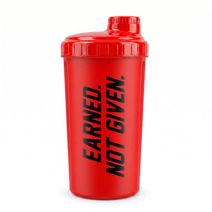 Der Phantom Athletics Shaker „Earned. Not Given.“ in Rot kombiniert einen auffälligen Fighter-Look mit praktischer Funktion für Training und Gym. Der auslaufsichere Shaker eignet sich für Protein, Pre-Workout, EAAs, BCAAs und weitere Sportgetränke.