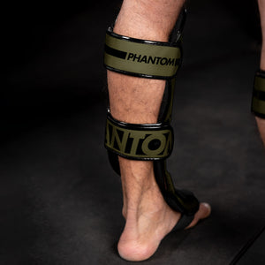 Die Phantom Apex Hybrid Schienbeinschoner für Kampfsport werden an der Rückseite mit zwei dicken Klettverschlüssen geschlossen und sorgen so für einen perfekten Halt im Training und Sparring.