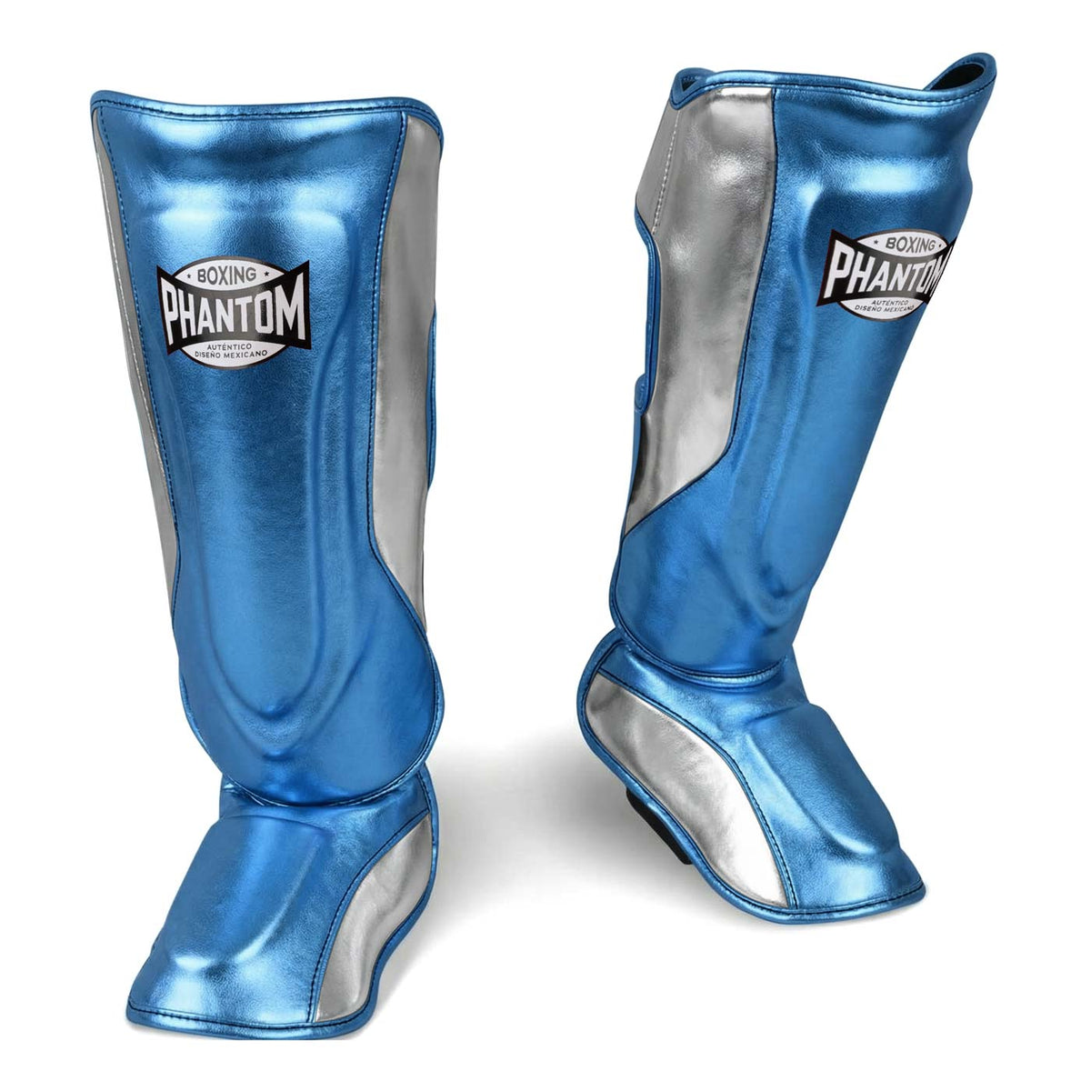 Hochwertige Phantom Athletics Shinpads MEXICO in Hellblau und Silber, perfekt für intensives Kampfsport‑Training im Muay Thai, Kickboxen und MMA mit zuverlässigem Schutz bei Kicks, Blocks und Sparring. Die robuste Polsterung und ergonomische Passform sorgen für optimalen Komfort im Gym und unterstützen dich bei jedem Training.