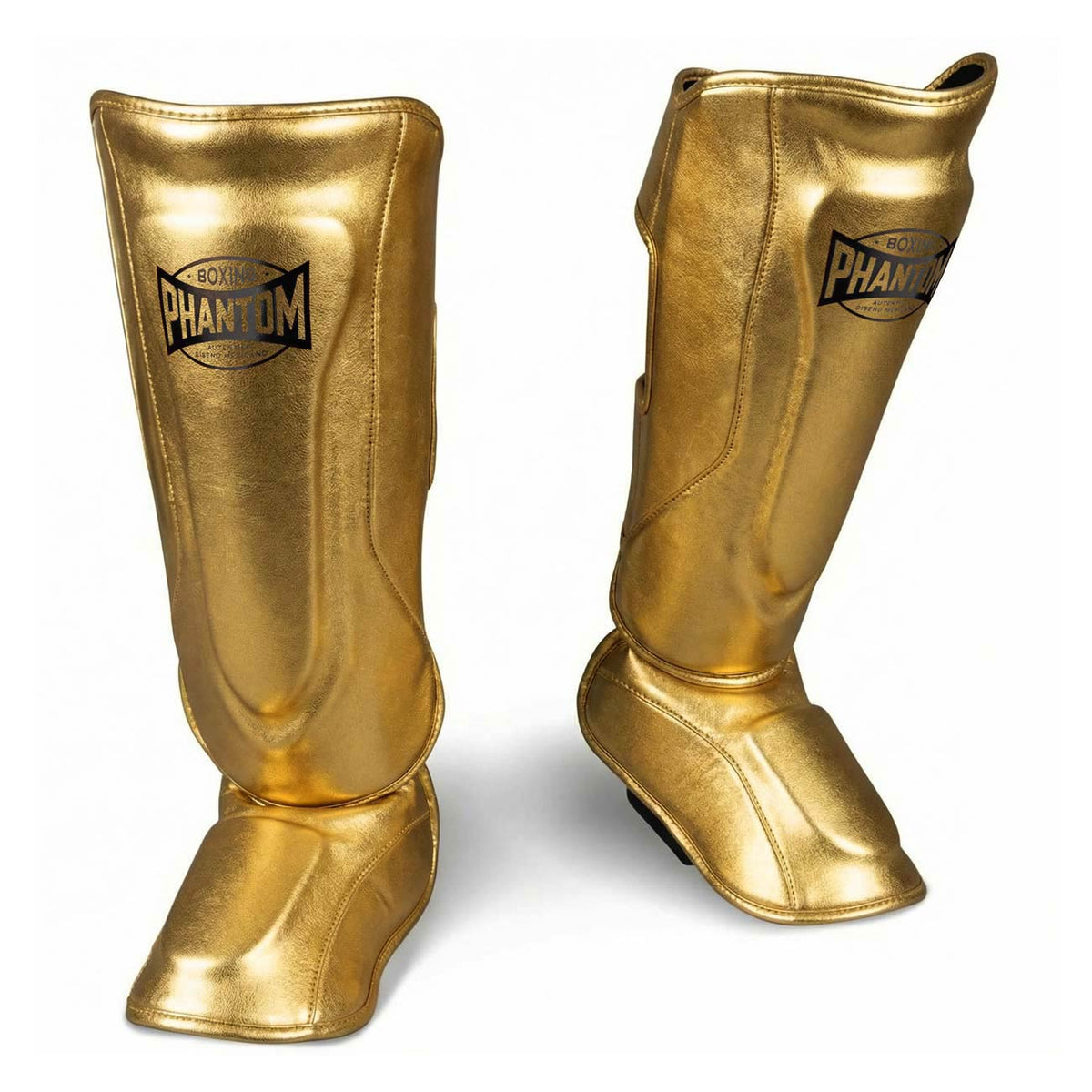 Hochwertiger Phantom Athletics Schienbeinschutz MEXICO in Gold, ideal für intensives Training im Muay Thai, Kickboxen und MMA mit stark gepolstertem Schutz für Schienbein und Spann beim Sparring und Techniktraining. Der robuste Kampfsport‑Schienbeinschützer kombiniert auffälliges Mexico‑Design mit funktionalem Komfort und ist perfekt für Athleten, die auf Performance und Stil setzen.