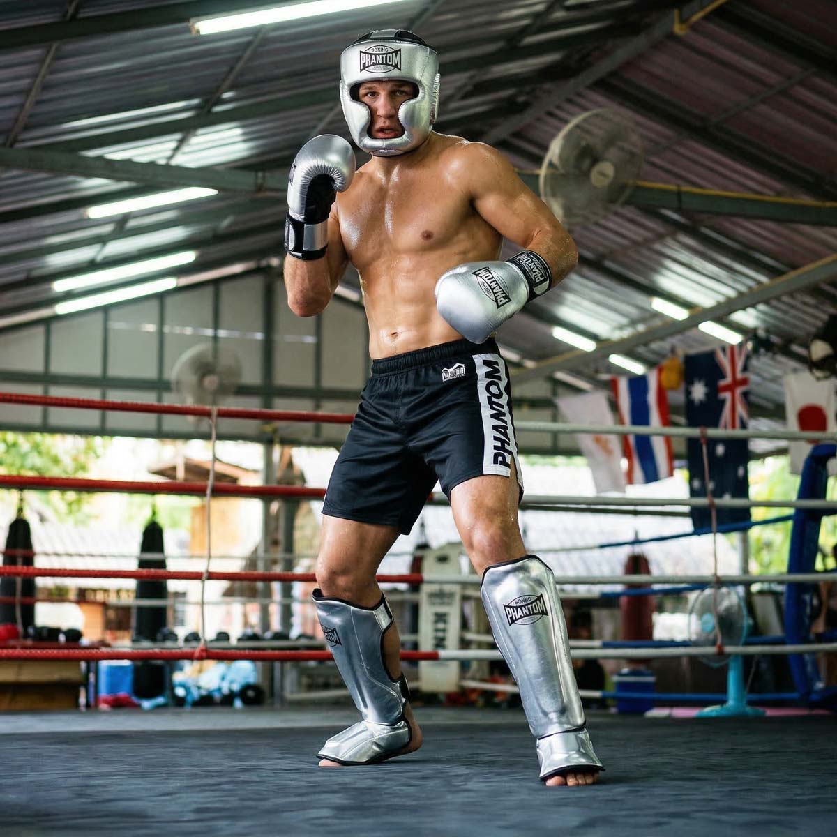 Der Phantom Athletics Schienbeinschutz Mexico in Silber/Schwarz bietet zuverlässigen Schutz für intensives Training im Muay Thai, Kickboxen und MMA. Die starke Polsterung an Schienbein und Spann absorbiert harte Kicks effektiv und sorgt für sicheres Sparring auf hohem Niveau.