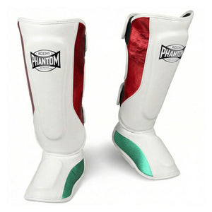 Hochwertige Phantom Athletics Shinpads MEXICO in Weiß, Rot und Grün, perfekt für intensives Kampfsport‑Training im Muay Thai, Kickboxen und MMA mit zuverlässigem Schutz bei Kicks, Blocks und Sparring. Die robuste Polsterung und ergonomische Passform bieten hohen Komfort und Stabilität bei jedem Workout im Gym.