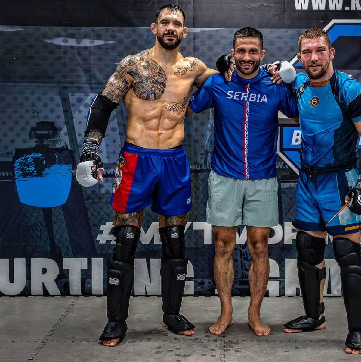 Hochwertige Fusion-R Fightshorts „Team Serbia“ – leichte Ripstop-Shorts mit elastischem Bund und Kordelzug, perfekt für intensive Kämpfe und echtes Performance-Training.