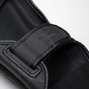 Der Phantom Athletics Schienbeinschutz MT‑PRO Schwarz bietet exzellenten Schutz bei Lowkicks und Vollkontakt‑Einheiten im Kampfsport mit stilvollem Design.