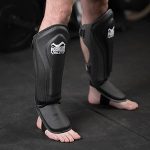 Robuster Phantom Athletics MT‑PRO Schienbeinschutz in Schwarz – ideal für Sparring, Wettkampf und intensives Kampfsport‑Training in Muay Thai, Kickboxen und MMA.