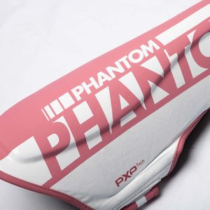 Die Phantom Athletics APEX Striking Bubblegum Schienbeinschoner kombinieren ein markantes pinkes Design mit zuverlässigem Schutz beim Kampfsport. Sie eignen sich besonders für Kicks, Kombinationstraining und Sparring im Muay Thai, Kickboxen und MMA.