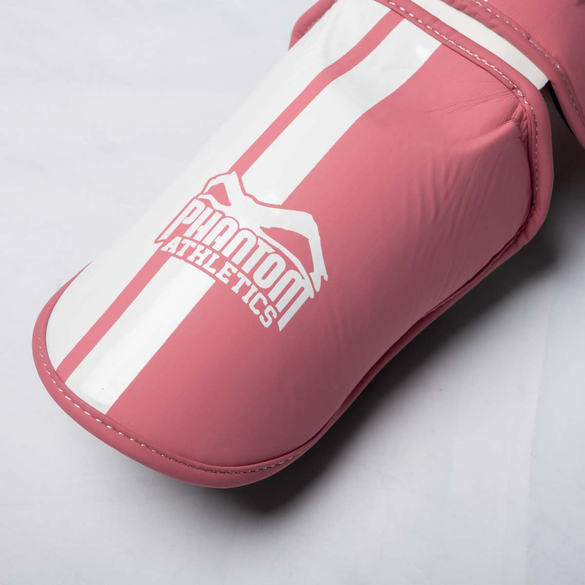 Mit den Phantom Athletics Schienbeinschonern APEX Striking Bubblegum erhalten Fighter funktionellen Schutz für harte Trainingseinheiten. Die pinke Kampfsportausrüstung ist optimal für Sparring, Kicktraining und intensive Workouts in Muay Thai, MMA und Kickboxen.