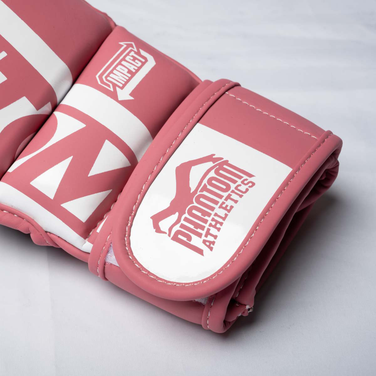 Die Phantom Athletics APEX Sparring Handschuhe Bubblegum wurden speziell für vielseitiges MMA-Training entwickelt. Der verlängerte Klettverschluss stabilisiert das Handgelenk und unterstützt einen sicheren Sitz beim Striking, Grappling, Clinch und Sparring.