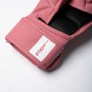 Die pinken Phantom Athletics MMA Sparring Handschuhe APEX Bubblegum verbinden Schutz, Komfort und Bewegungsfreiheit für modernes Kampfsporttraining. Zusätzliche Daumenpolsterung und eine stark gepolsterte Schlagfläche sorgen für mehr Sicherheit beim MMA und Sparring.