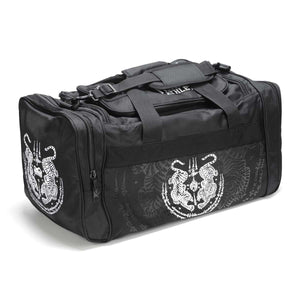 Die TEAM Muay Thai Sporttasche von Phantom Athletics bietet mit ihrem großzügigen 80-Liter-Volumen ausreichend Platz für alles, was Kampfsportler im Training benötigen. Mit speziellen Fächern für Schuhe, Bekleidung und Zubehör ist sie perfekt für Muay Thai und andere Kampfsportarten geeignet.