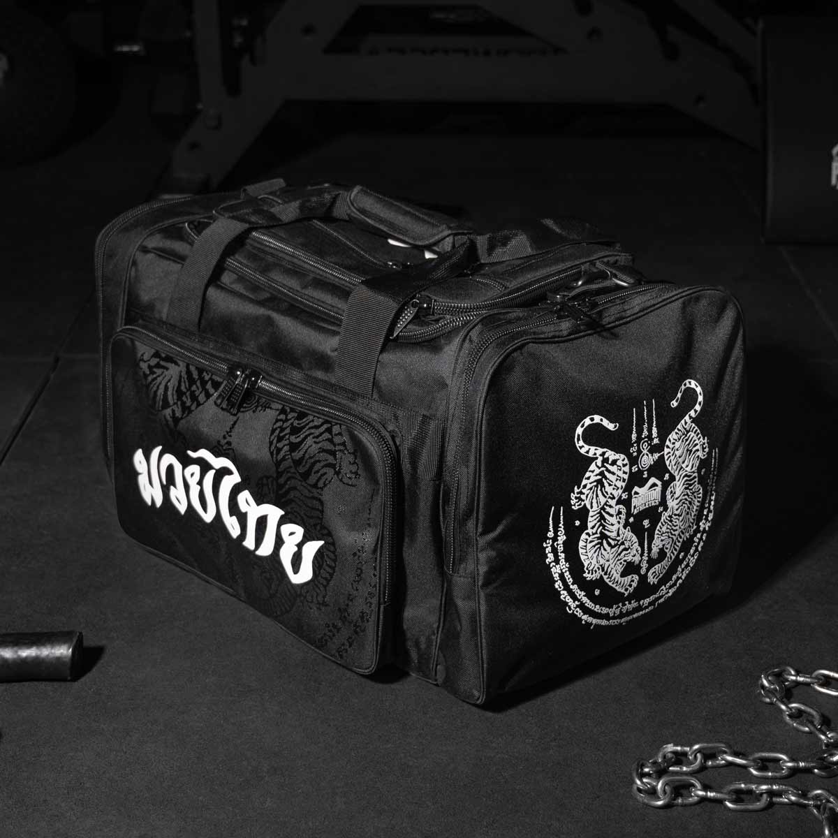 Die Phantom Athletics TEAM Muay Thai Sporttasche ist ideal für den Transport von umfangreicher Kampfsport-Ausrüstung und bietet eine intelligente Fächeraufteilung. Mit gepolstertem Schultergurt und stabilen Reißverschlüssen ist sie sowohl praktisch als auch komfortabel.