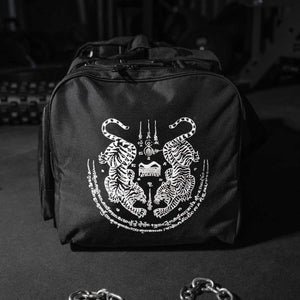 Die TEAM Muay Thai Sporttasche von Phantom Athletics besticht durch ihre hohe Qualität und durchdachte Aufteilung. Sie ist aus strapazierfähigem Material gefertigt und bietet mit ihrem modernen, traditionellen Design eine stilvolle und funktionale Lösung für Kampfsportler.