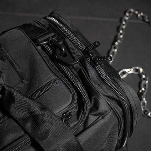 Die Phantom Athletics TEAM Muay Thai Sporttasche kombiniert ein stilvolles Design mit Funktionalität und Robustheit. Sie ist ideal für alle, die eine vielseitige Tasche für das Training, den Wettkampf oder Reisen suchen, und bietet Platz für alle wesentlichen Kampfsportartikel.