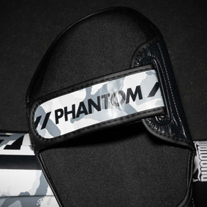 Die Schienbeinschoner Apex Striking Whiteout schützen effektiv bei Kicks und Clinch-Situationen. Ihr sportliches Design und die robuste Verarbeitung machen sie zum idealen Begleiter im Kampfsport.