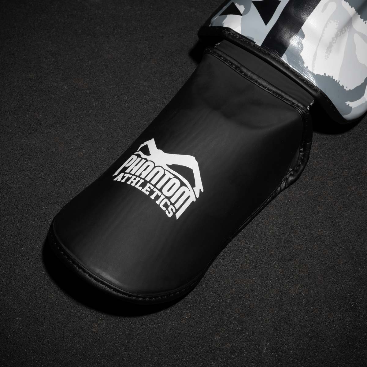 Die Schienbeinschoner Apex Striking Whiteout schützen effektiv bei Kicks und Clinch-Situationen. Ihr sportliches Design und die robuste Verarbeitung machen sie zum idealen Begleiter im Kampfsport.