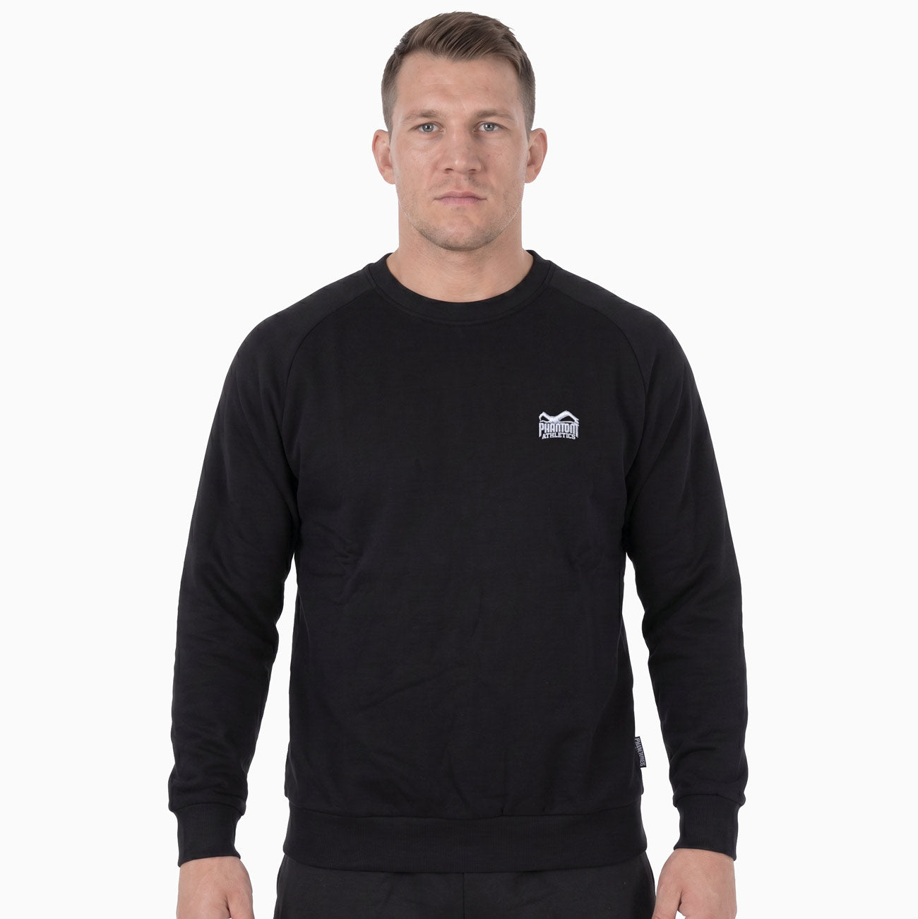 Der Phantom Athletics Sweater Unit Black kombiniert minimalistischen Style mit funktionalem Komfort für Kampfsportler und Athleten. Das weiche Material sorgt für angenehme Wärme beim Warm-up, im Gym oder auf dem Weg zum Training und eignet sich ideal für MMA, Boxen und Fitness.