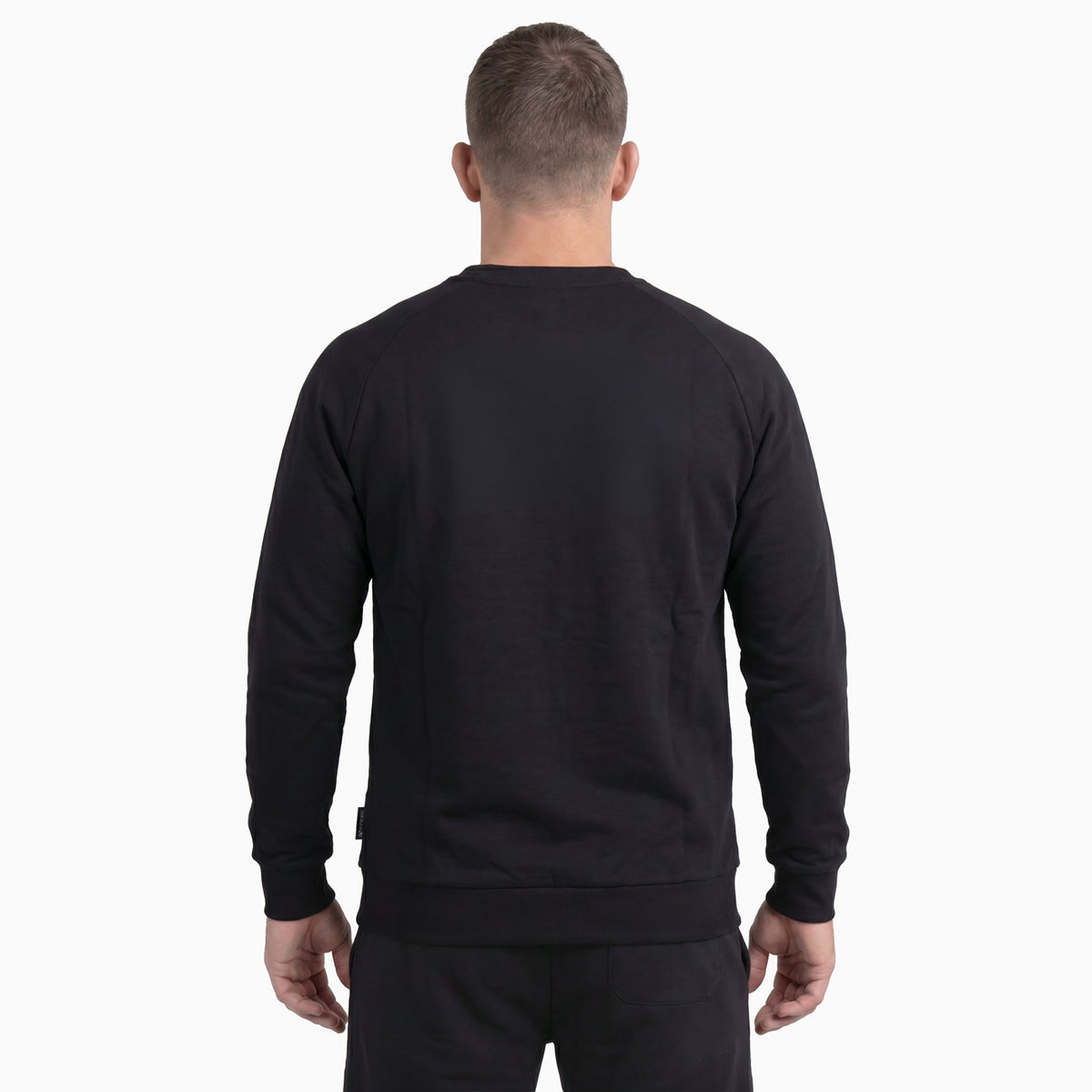 Dieser schwarze Sweater von Phantom Athletics steht für sportliche Performance und einen cleanen Athleten-Look im Alltag. Der bequeme Schnitt bietet optimale Bewegungsfreiheit und macht ihn perfekt für Aufwärmphasen, Recovery nach dem Training oder entspannte Tage im Kampfsport-Lifestyle.