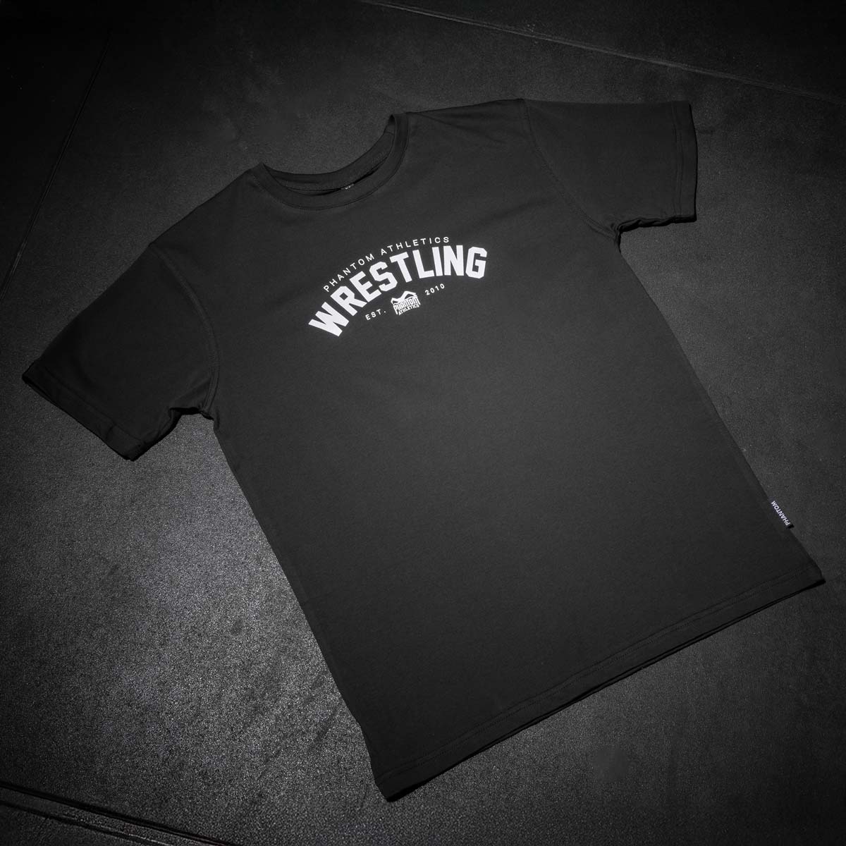 Das Phantom Athletics T-Shirt „Wrestling“ bietet durch seinen klassischen Schnitt und das atmungsaktive Material hohen Tragekomfort für Ringer und Kampfsportler.