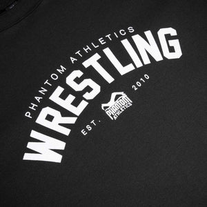 Mit seinem minimalistischen Design eignet sich das Phantom Athletics T-Shirt „Wrestling“ ideal für Trainingseinheiten und als Freizeitkleidung für Wrestling-Fans.