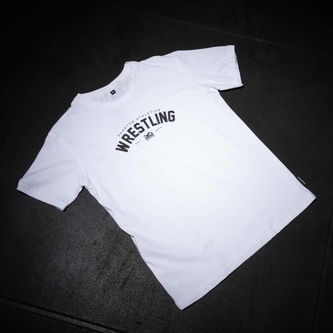 Das Phantom Athletics T-Shirt „Wrestling“ kombiniert Funktionalität mit Stil und ist ein unverzichtbares Kleidungsstück für jeden Wrestling-Athleten.