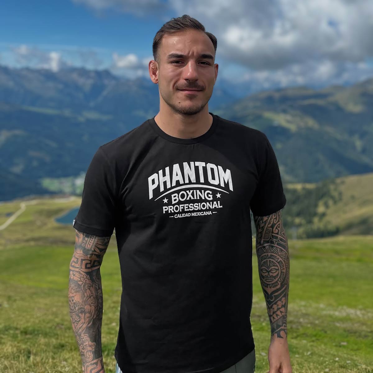 Schwarz gefärbtes T‑Shirt mit großem „Boxing“-Print von Phantom Athletics – sportlich geschnittener Kampfsport‑Shirt für Boxtraining, MMA oder Freizeit, gefertigt aus funktionalem Baumwoll‑Polyester‑Mix.