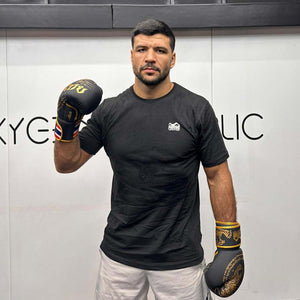 Hochwertiges Phantom Athletics T‑Shirt Pro Fighter24 in Schwarz mit markantem Print auf Brust und Rücken, ideal für dein MMA‑, Box‑ oder Kickbox‑Training im Gym mit athletischem Schnitt und atmungsaktivem Stoff für Komfort bei intensiven Workouts. Das leichte Material aus 95 % Baumwolle und 5 % Polyester sorgt für angenehmes Tragegefühl und Bewegungsfreiheit bei Technik‑ und Kraft‑Einheiten. Ein Premium‑Training‑Shirt für ambitionierte Kampfsportler.