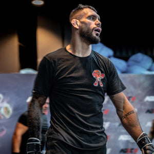 Das T-Shirt Punchy Black von Phantom Athletics überzeugt mit einem markanten Frontprint und bequemem Schnitt – ideal für Kampfsportler, die auch abseits der Matte Stil und Statement vereinen wollen. Perfekt für Alltag, Gym oder Aufwärmphase.